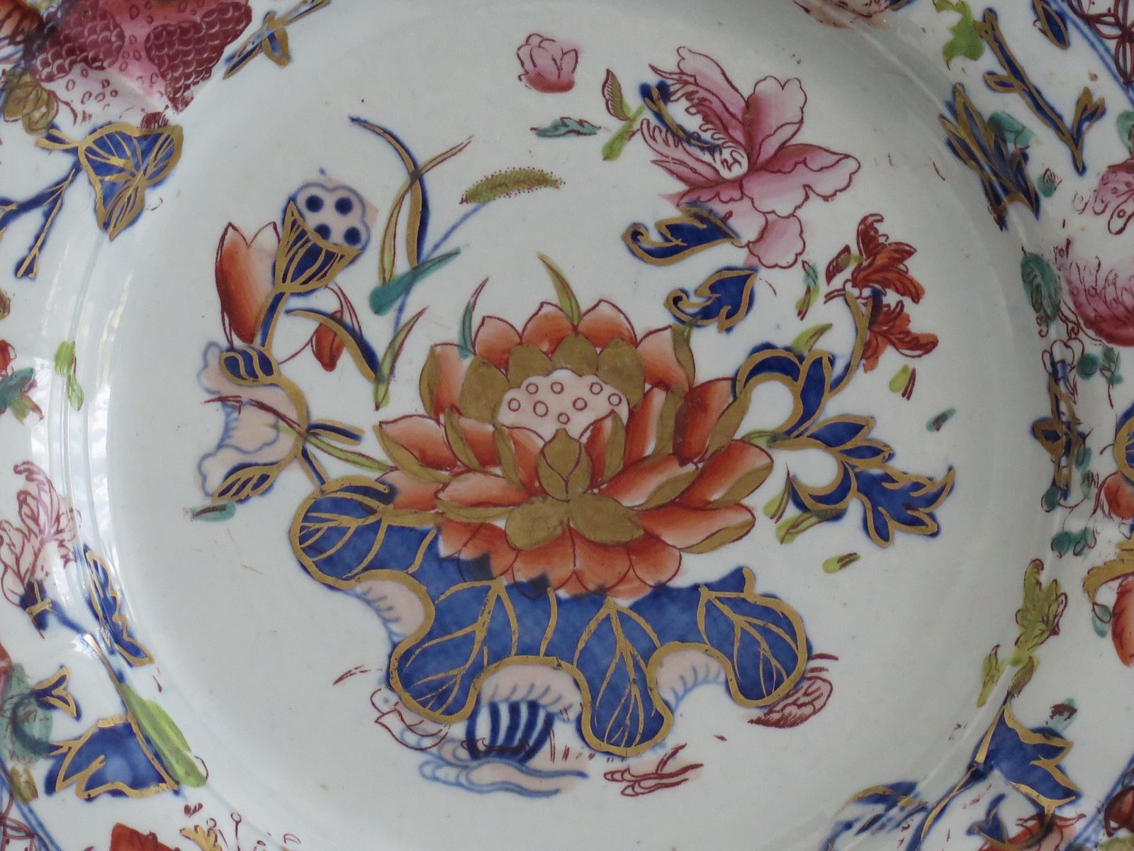 photo furniture Paar antieke Mason's Ironstone borden, Water Lily patroon, ca. 1815