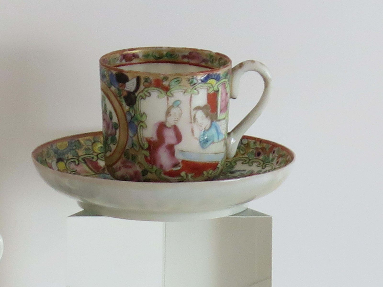 Chinese Export Rose Medallion, twee kopjes en twee schoteltjes, Qing, ca. 1850 photo vinterior