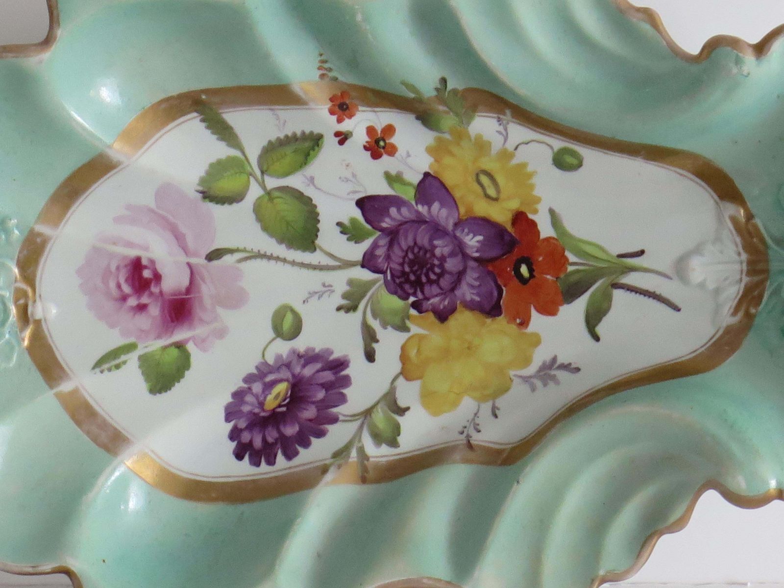 photo furniture Mason's Ironstone serveerschaal, handgeschilderd met gemengde bloemen, ca. 1818