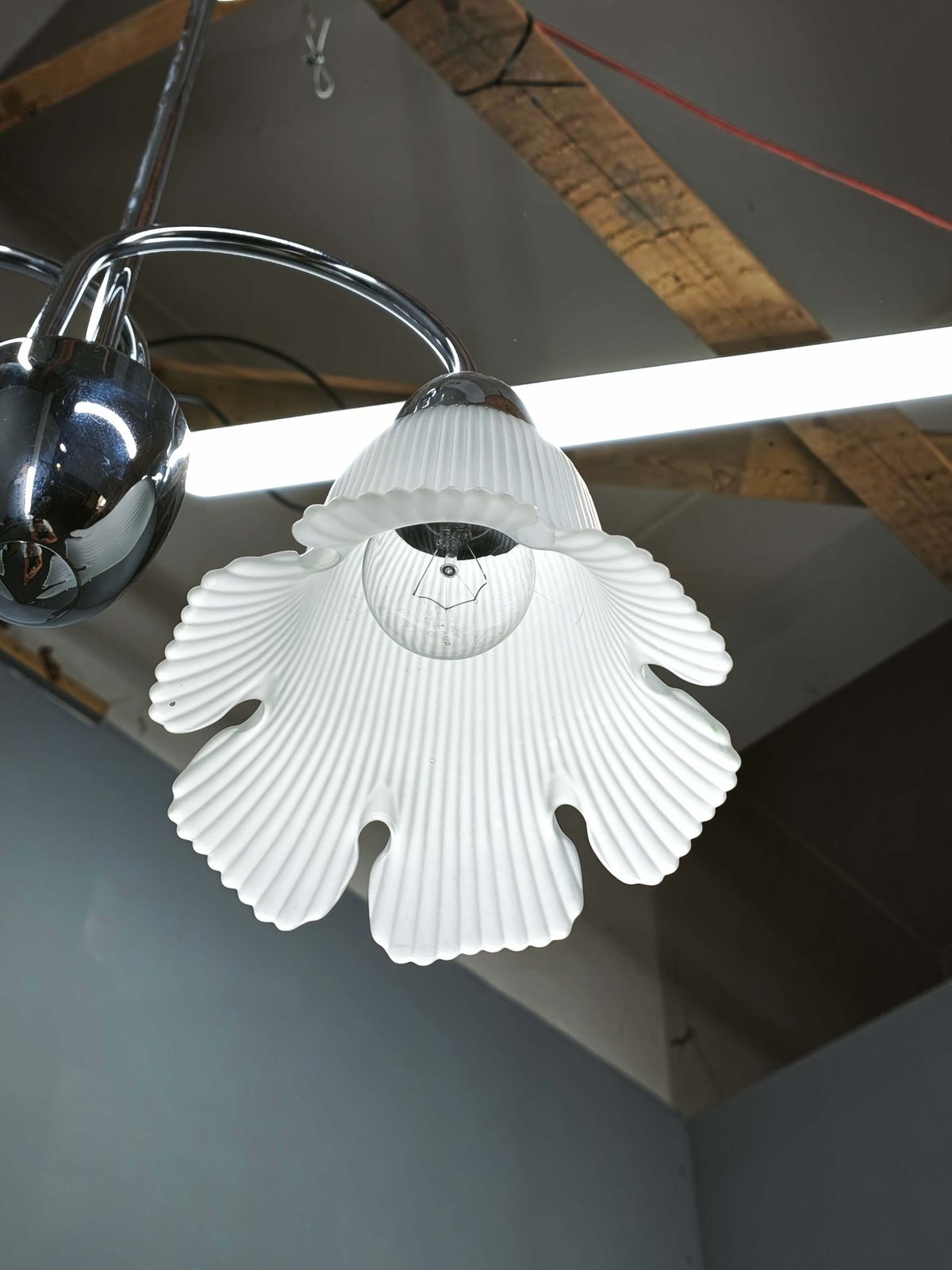 Jaren 1950 chromen en floraal glazen kroonluchter van Elektroinstala Děčín photo Verlichting