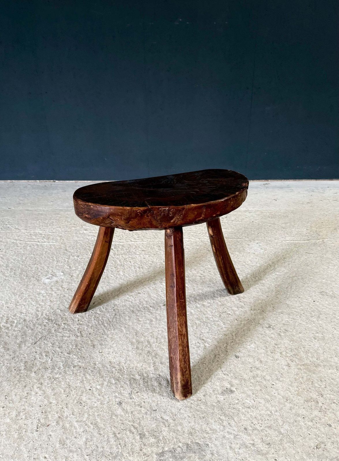 Begin 20e eeuw Franse landelijke handgemaakte driepootskruk. photo furniture