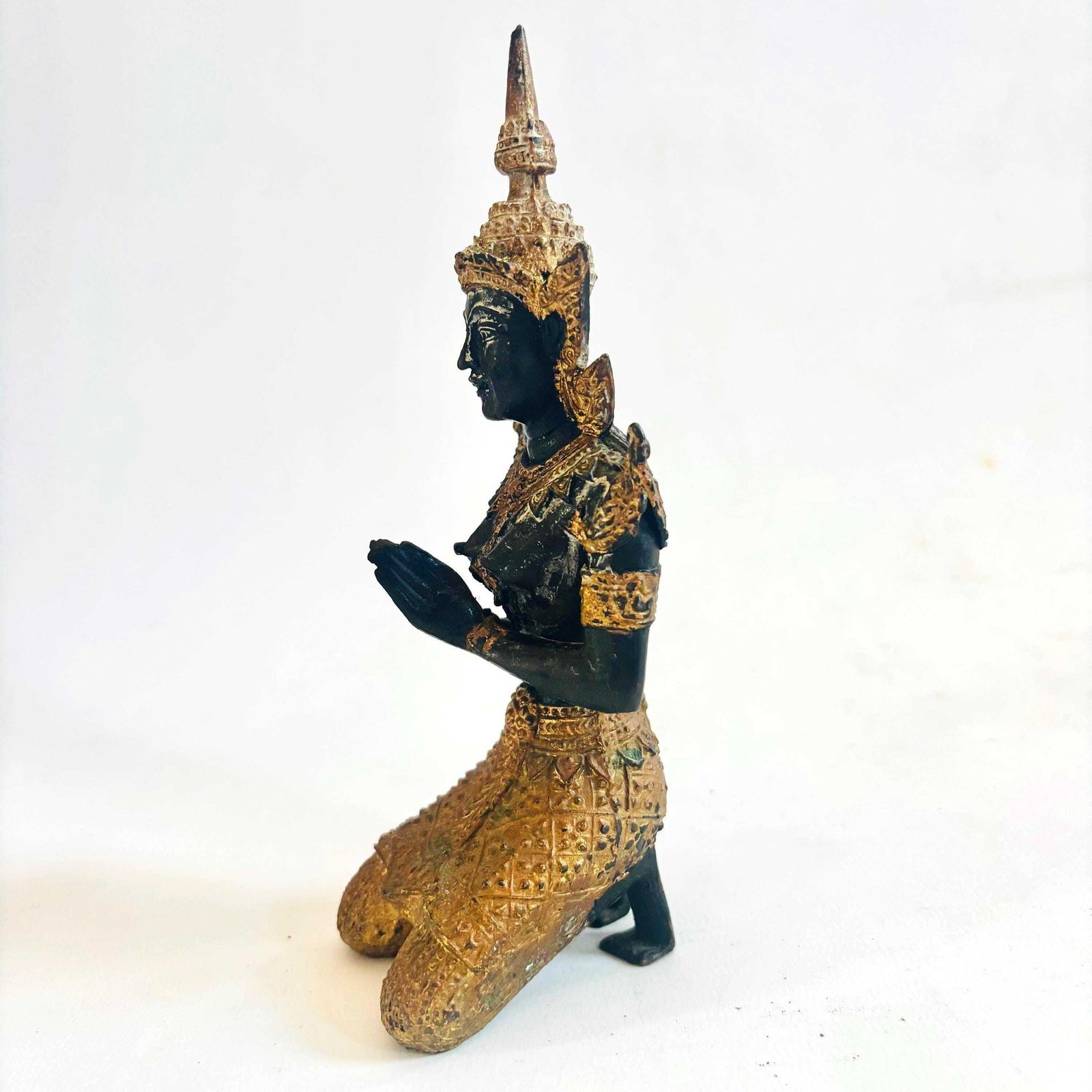 Statue Teppanom thaïlandaise mid-century en bronze doré, patinée noir et or, gardienne de temple photo for sale