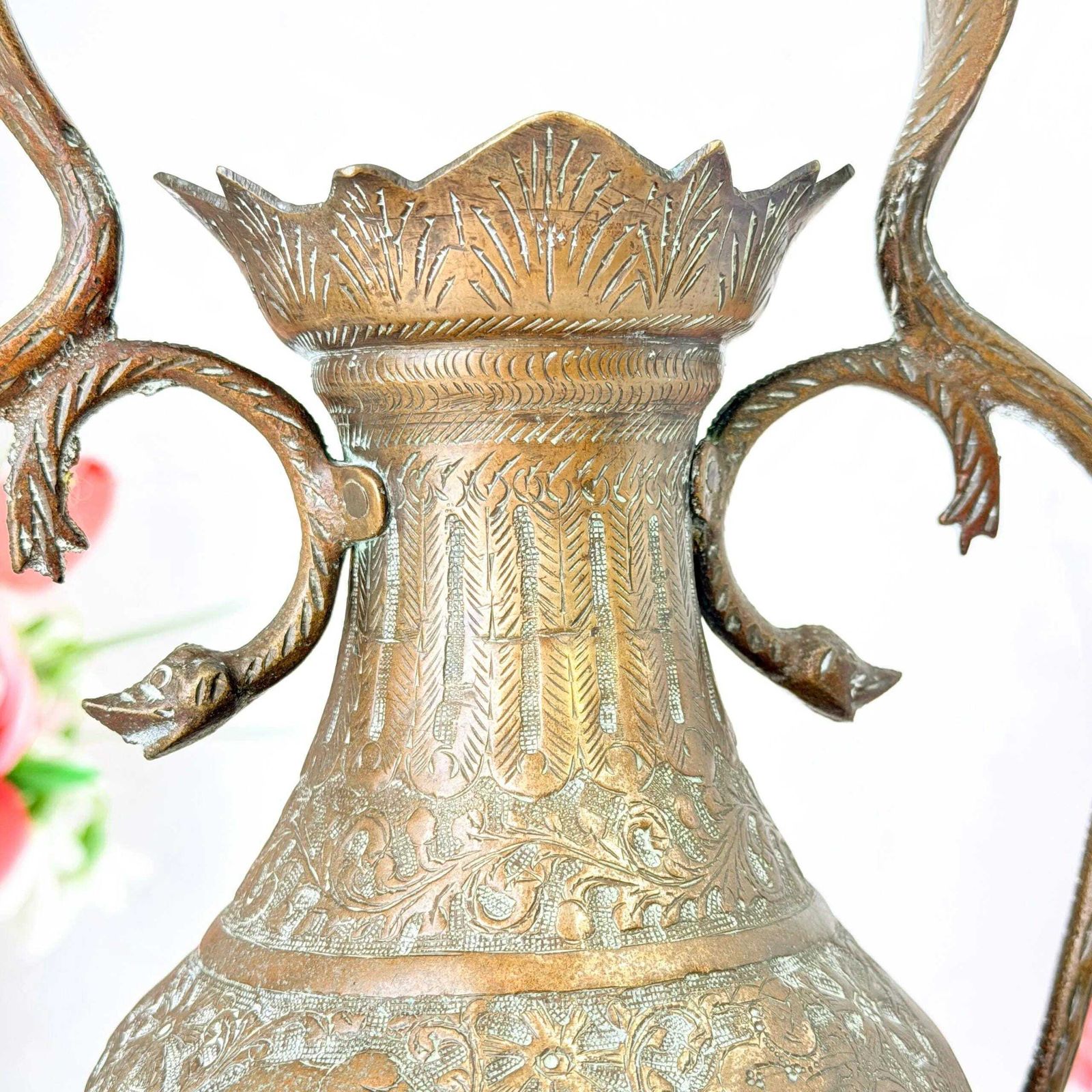 Antiek Indiaas messing vaas met dubbele cobra-handvatten en graveerwerk, 19e eeuw photo buy