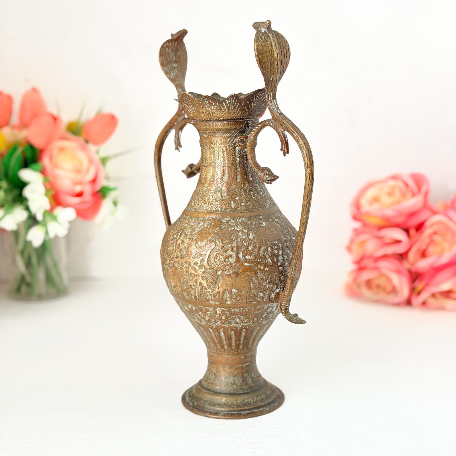 photo furniture Antiek Indiaas messing vaas met dubbele cobra-handvatten en graveerwerk, 19e eeuw