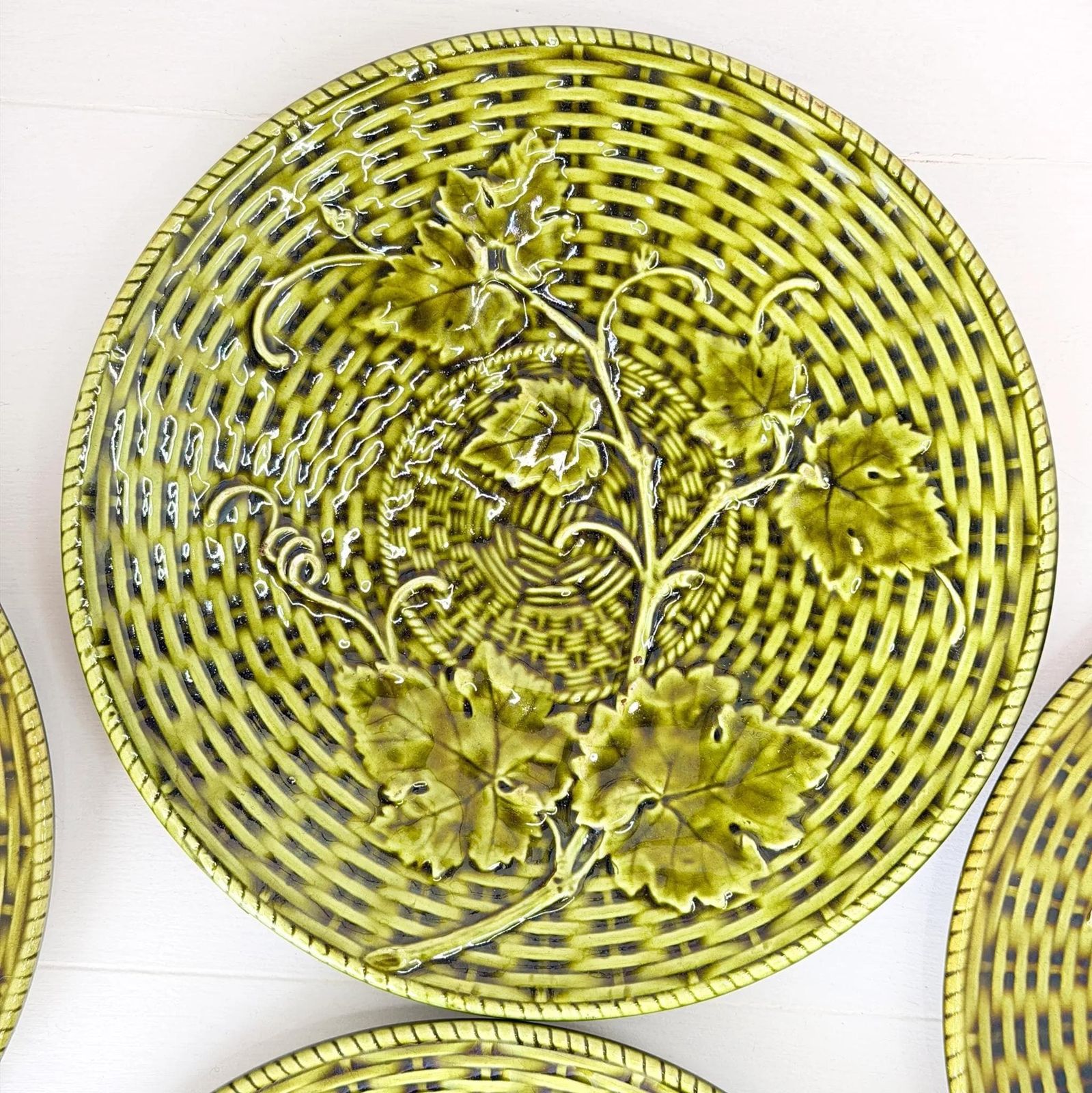 Antiek Sarreguemines Majolica Bordenset, Druivenrank en Vlechtwerk photo Woonaccessoires
