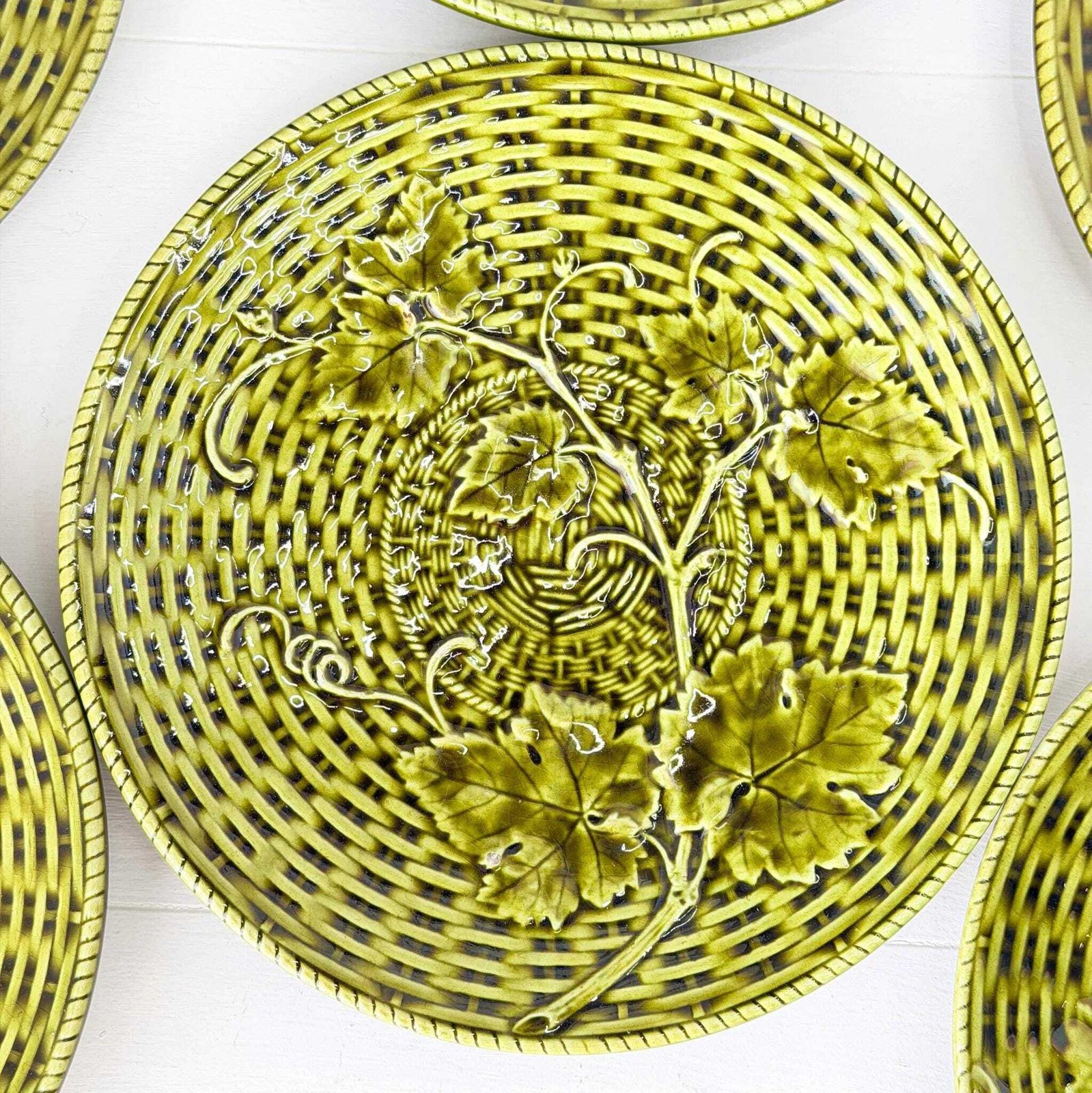 photo furniture Antiek Sarreguemines Majolica Bordenset, Druivenrank en Vlechtwerk