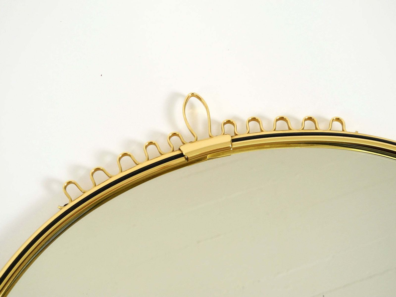 Ronde mid-century modern wandspiegel van messing, Lenz photo for sale