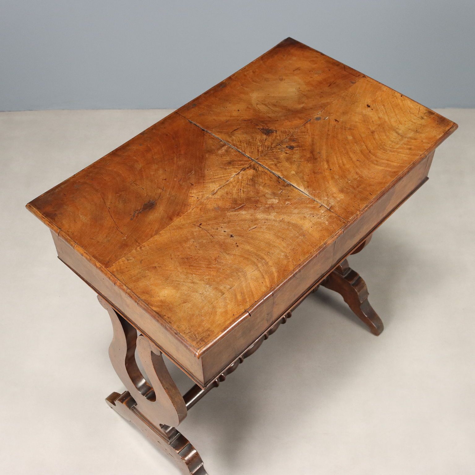 Walnut And Feather Walnut Table, Italië, midden 19e eeuw photo vinterior