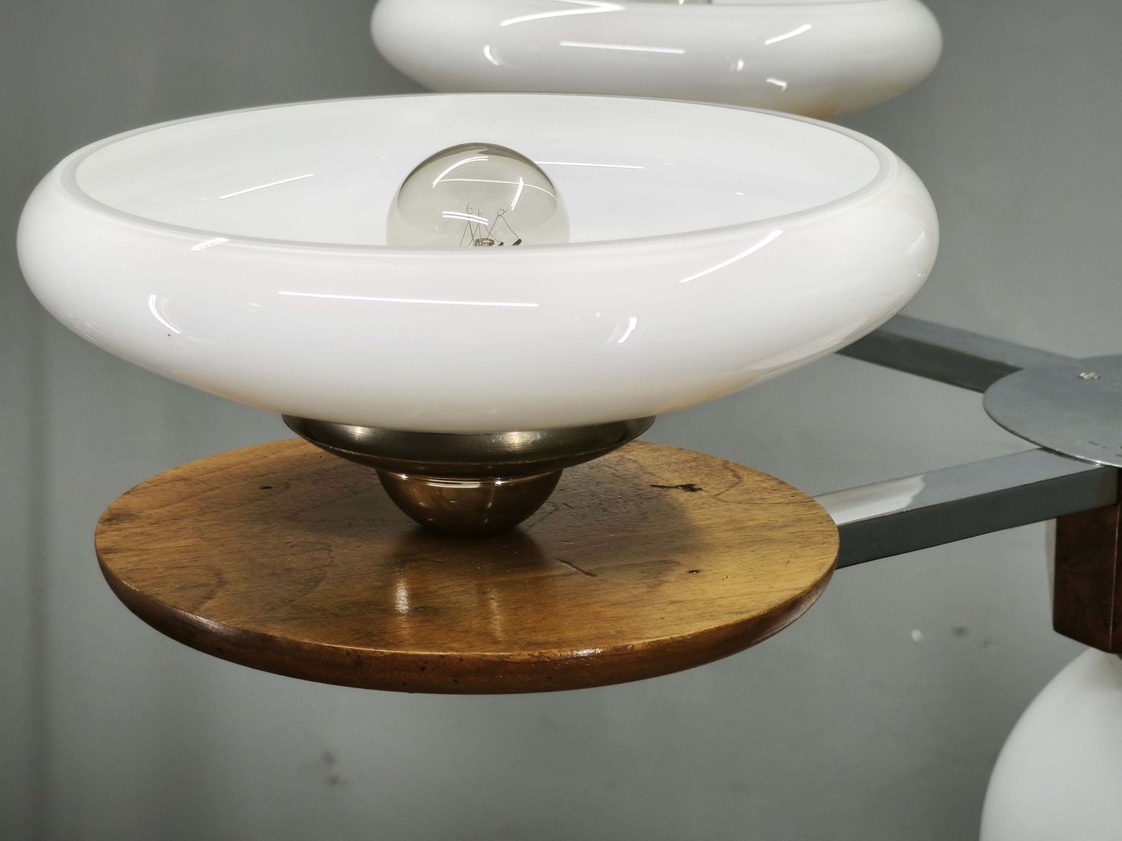 photo vinterior Tsjechische art deco hanglamp van walnoot, chroom en opalineglas, jaren 1930
