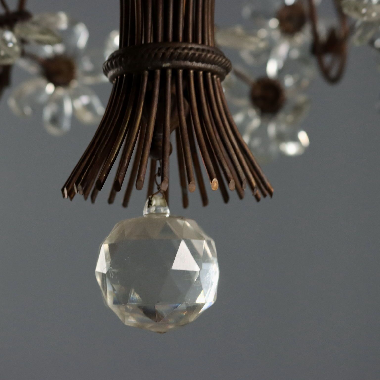Zeslichts kroonluchter van metaal met koperfinish en glas photo vinterior