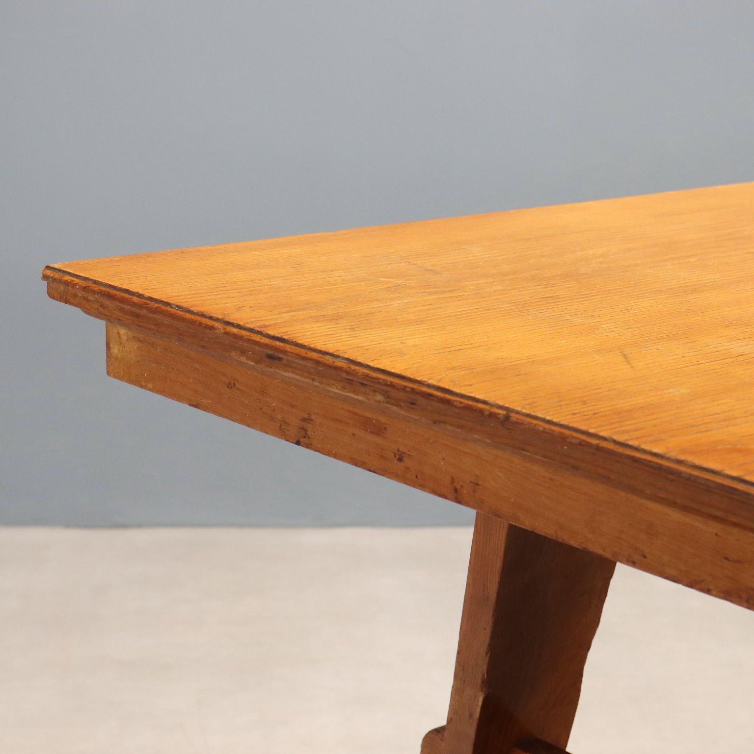 Rustieke tafel, massief hout met eikenfineer, design ca. jaren 1950 photo for sale