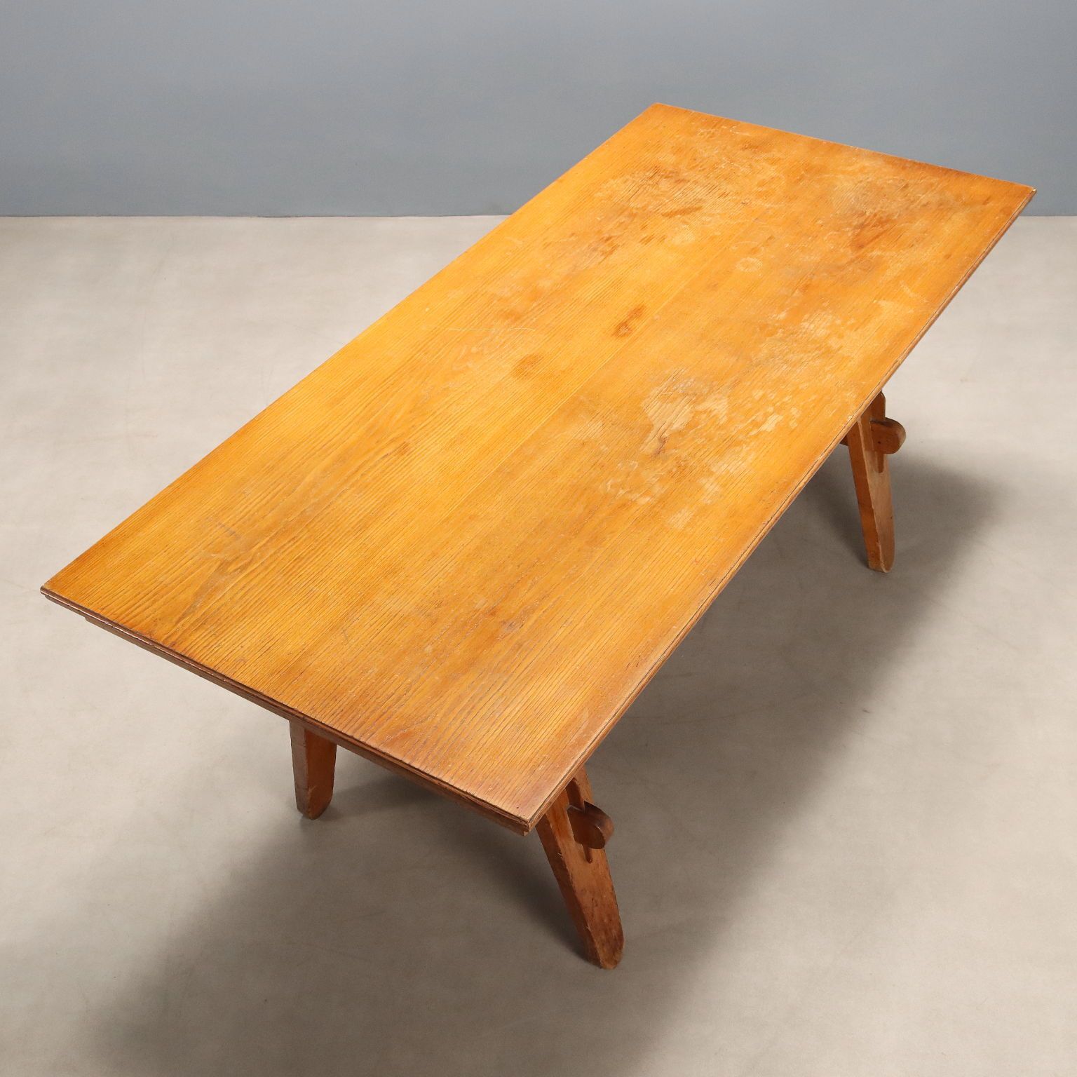 Rustieke tafel, massief hout met eikenfineer, design ca. jaren 1950 photo vinterior