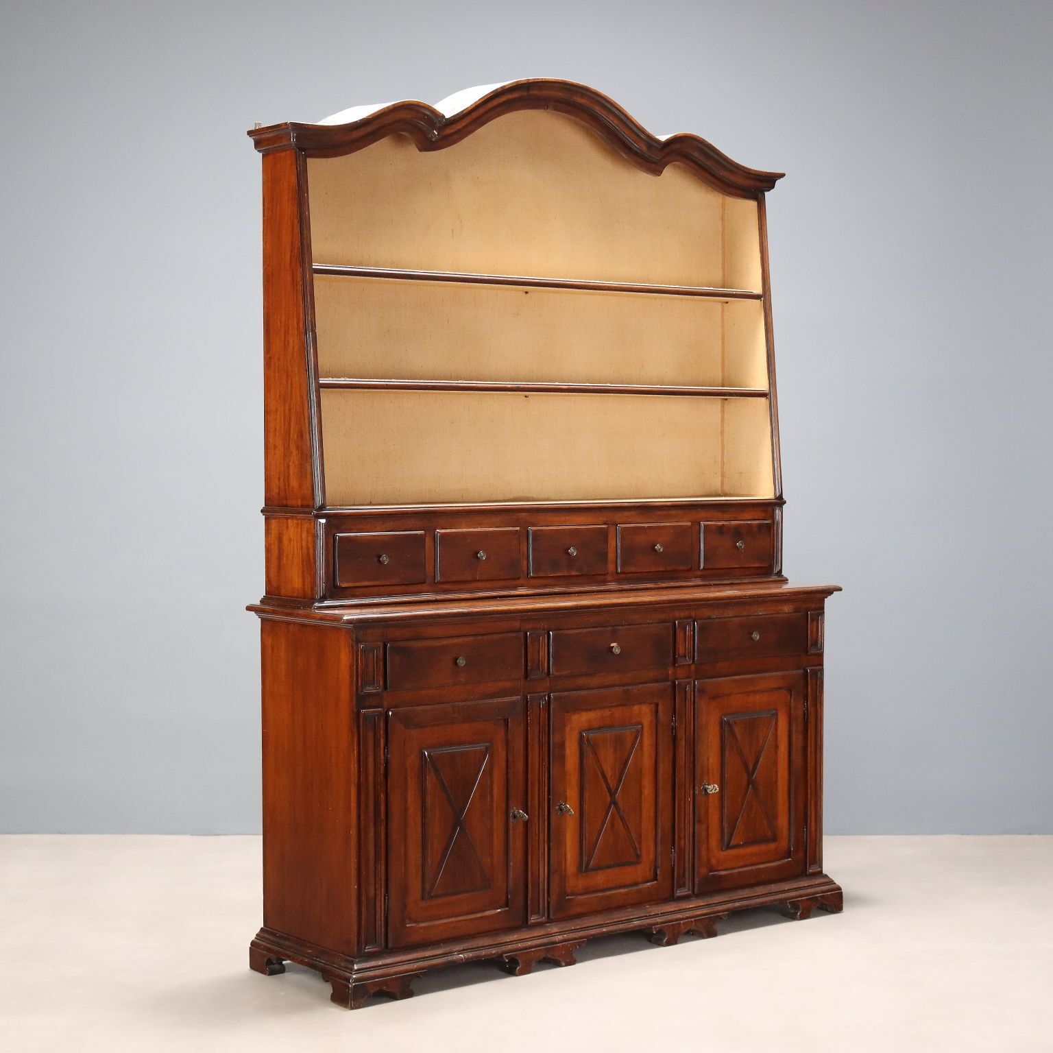 Buffet de style baroque en noyer