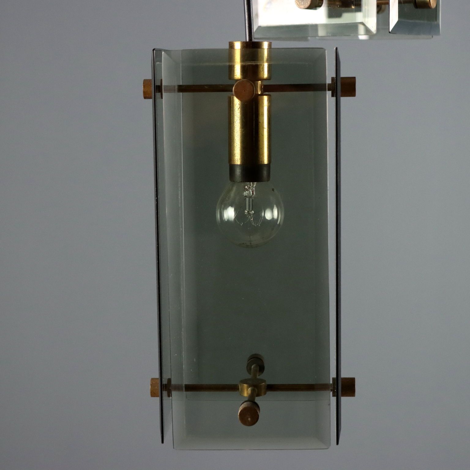 Messing en rookglas lamp, ca. jaren 1960 photo vinterior