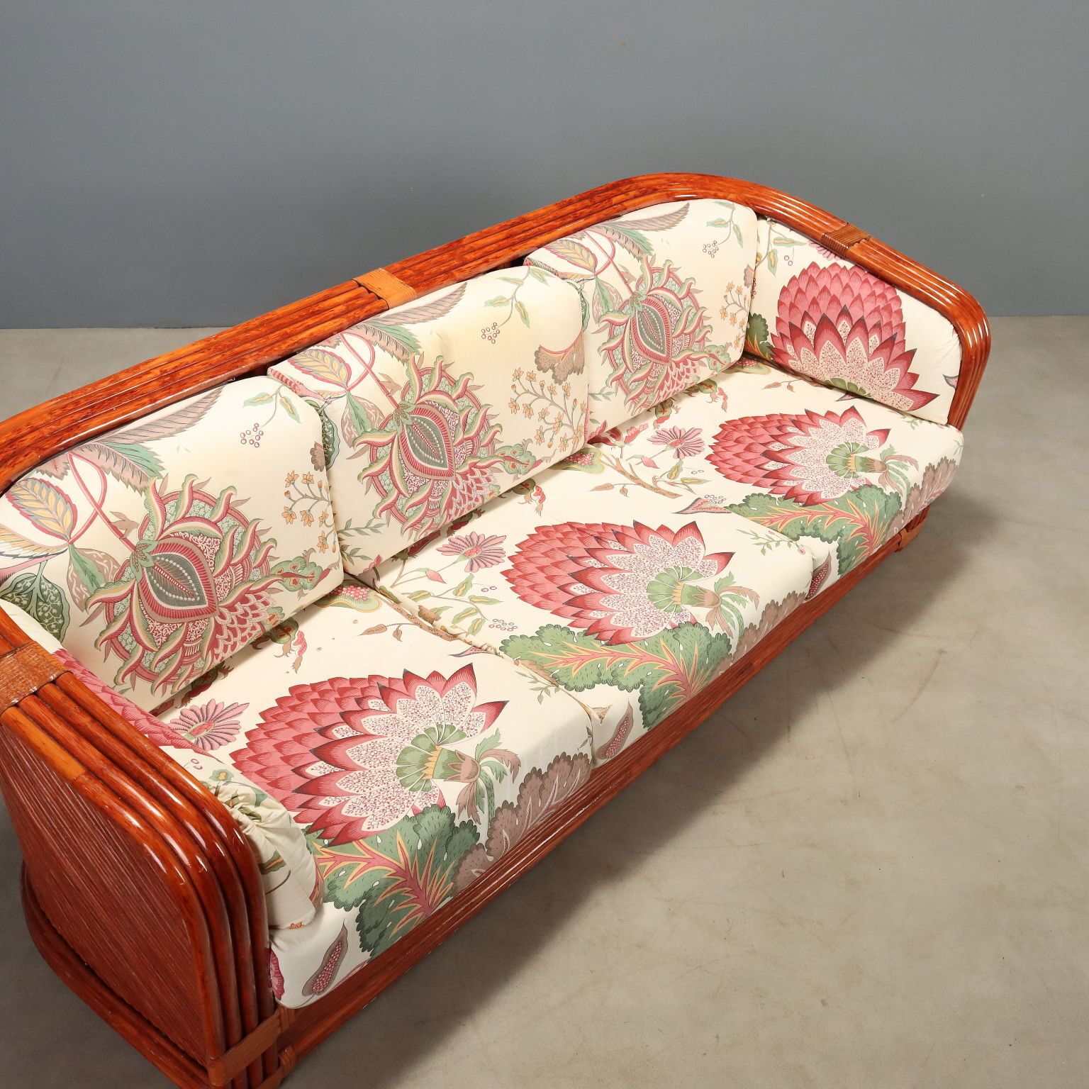 Jaren 1980 sofa van rattan en rood gelakt bamboe photo vintage