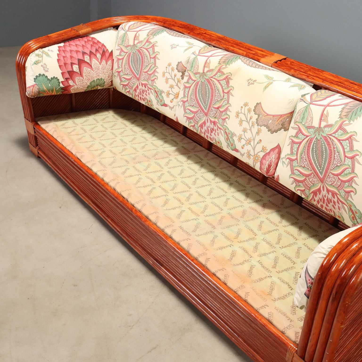 photo for sale Jaren 1980 sofa van rattan en rood gelakt bamboe