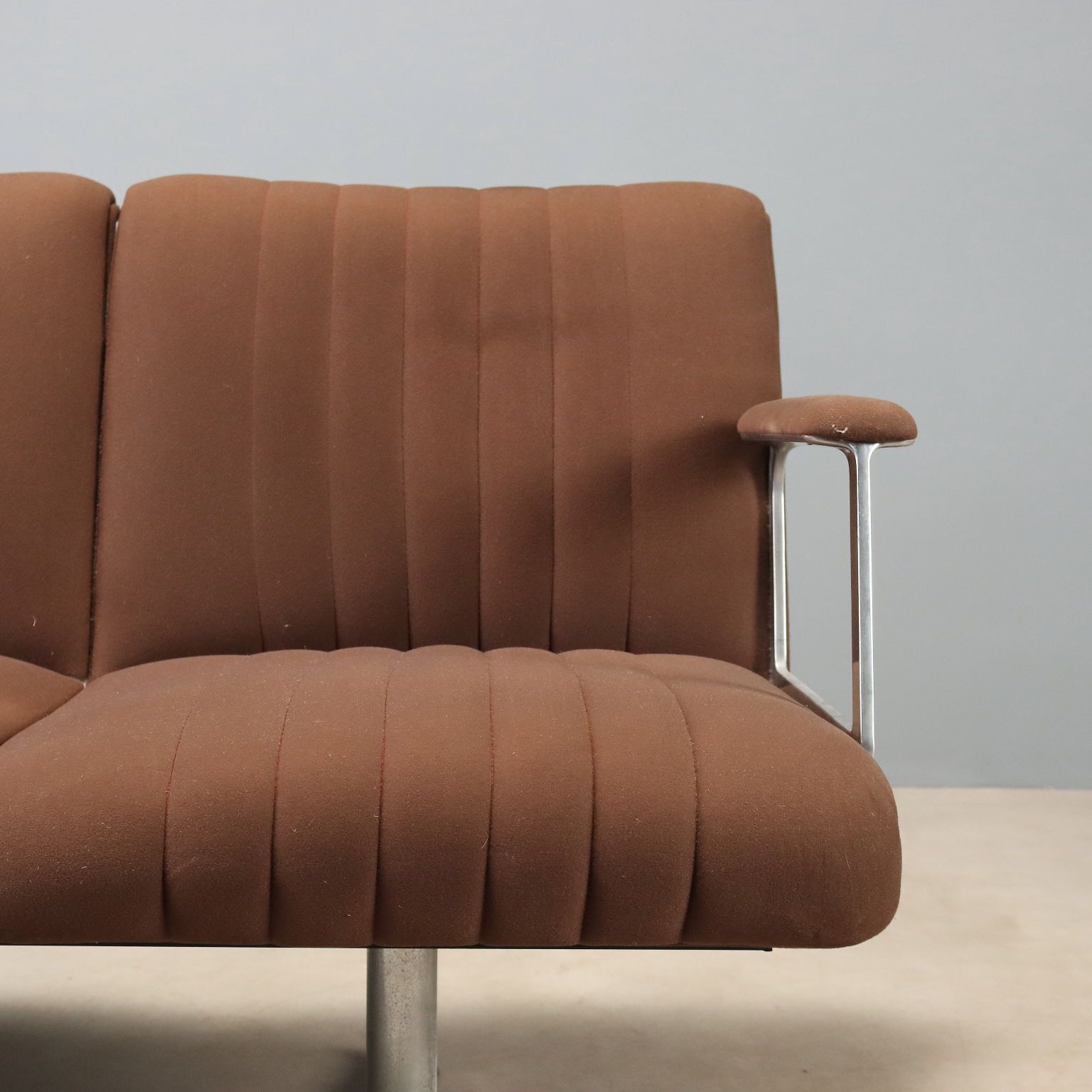 Vintage driezitsbank, metaal en stof, Italiaans design, jaren 1960 photo Meubels