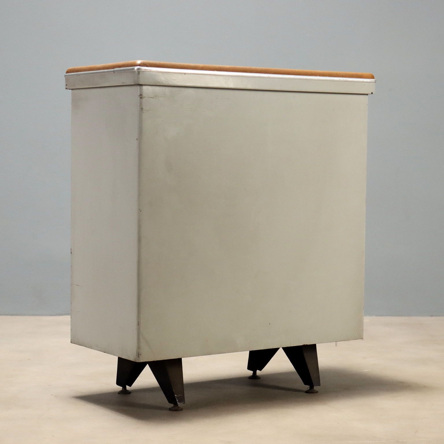Vintage metalen kast met skai bekleding, Italiaans design, jaren 1960 photo buy
