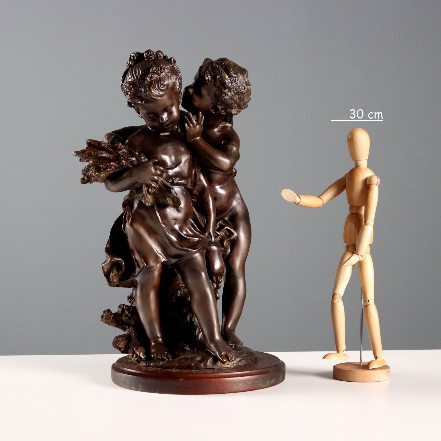 Bronzen sculptuur van Auguste Moreau, Fluisterende kinderen photo furniture
