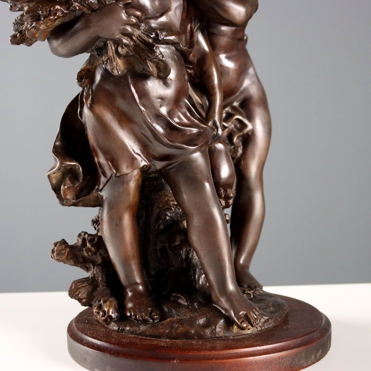 Bronzen sculptuur van Auguste Moreau, Fluisterende kinderen photo vinterior