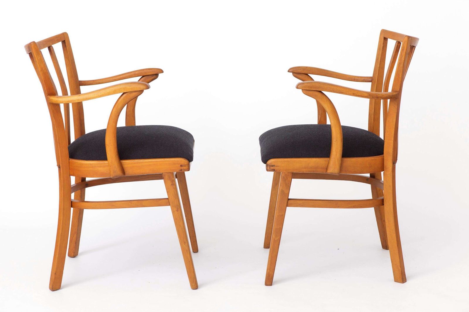 Paar vintage beukenhouten fauteuils, jaren 1960-1970, donkerblauwe bekleding, mid-century modern eetkamerstoelen photo Meubels