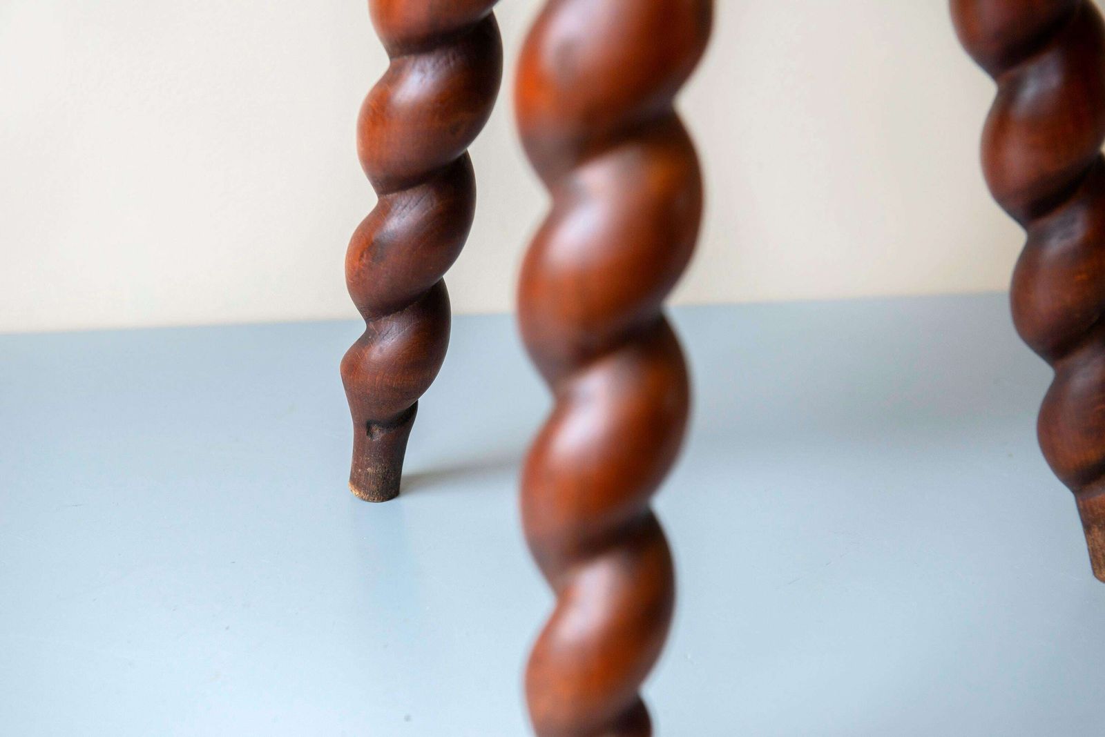 Tabouret français vintage à pieds torsadés   Sellette ronde en bois   Petite table d'appoint tripode photo 225.0