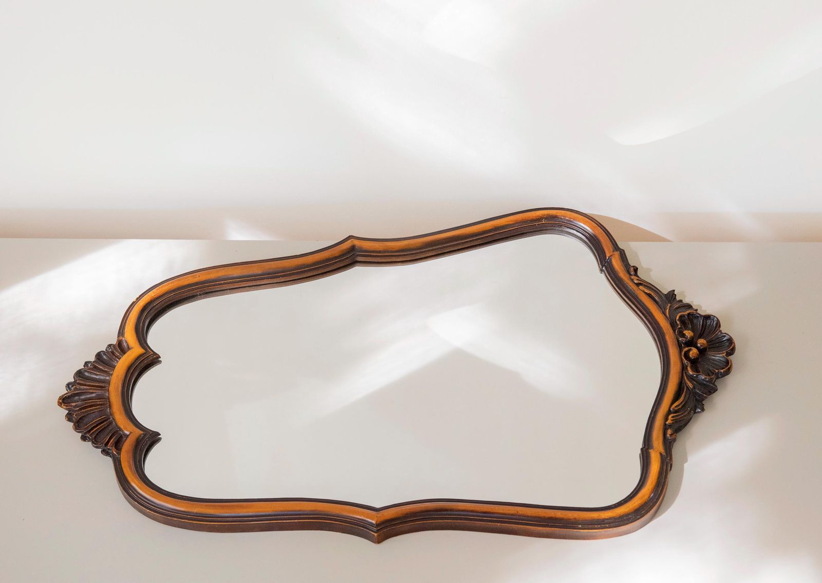Vintage Scalloped wandspiegel, Franse Rococo stijlspiegel, donkerbruin sierkader, decoratieve bekroning photo vinterior