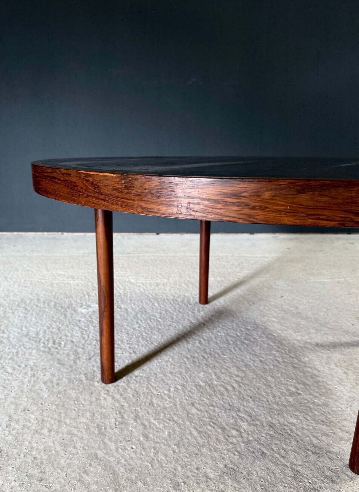 photo for sale Mid-century Modern Scandinavisch Design Salontafel van Teak met Sculpturaal Koperen Inlegwerk, Denemarken, jaren 1960