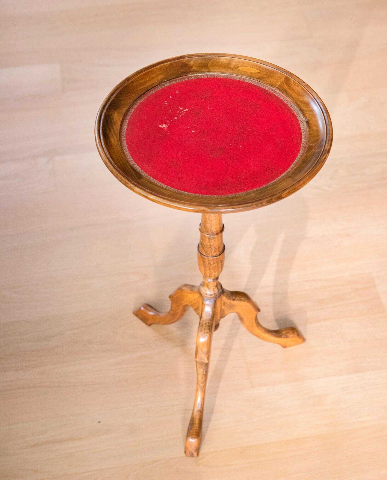 Table à vin d'époque en acajou   Table à trépied georgienne   Plateau en cuir rouge   Table d'appoint anglaise photo for sale