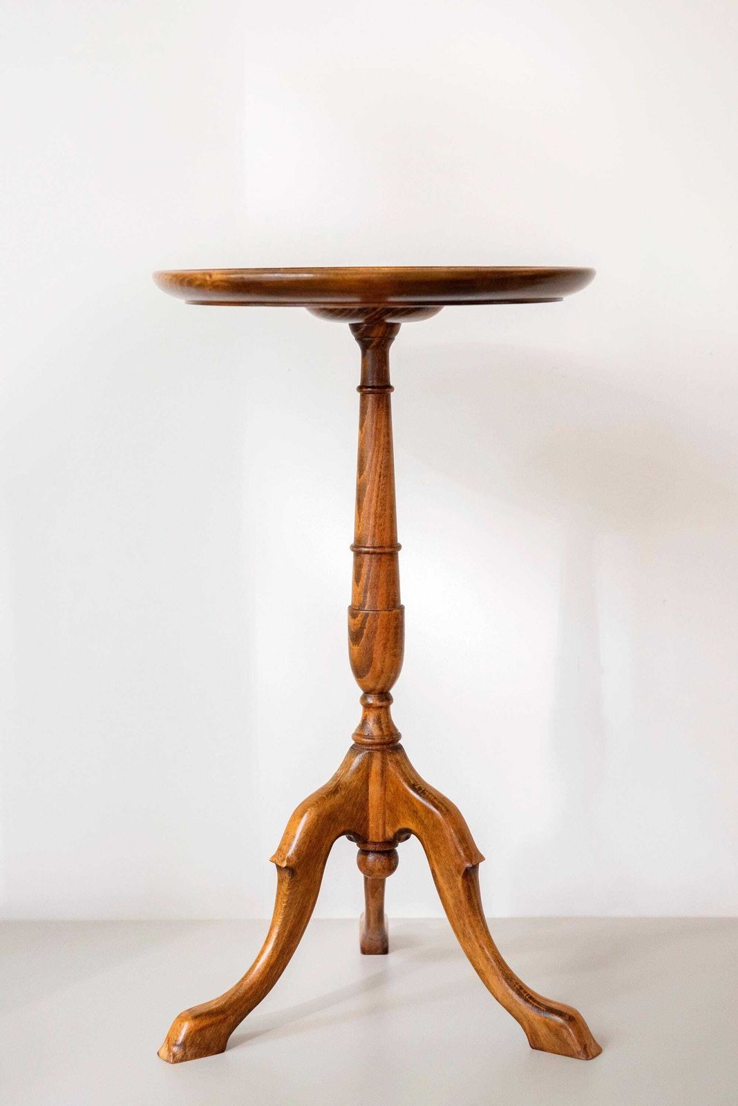 Table à vin d'époque en acajou   Table à trépied georgienne   Plateau en cuir rouge   Table d'appoint anglaise photo vintage