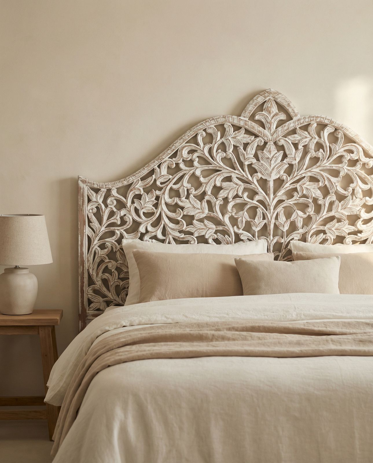 Handgesneden mangohout hoofdbord kingsize, witgekalkt bloemmotief photo furniture