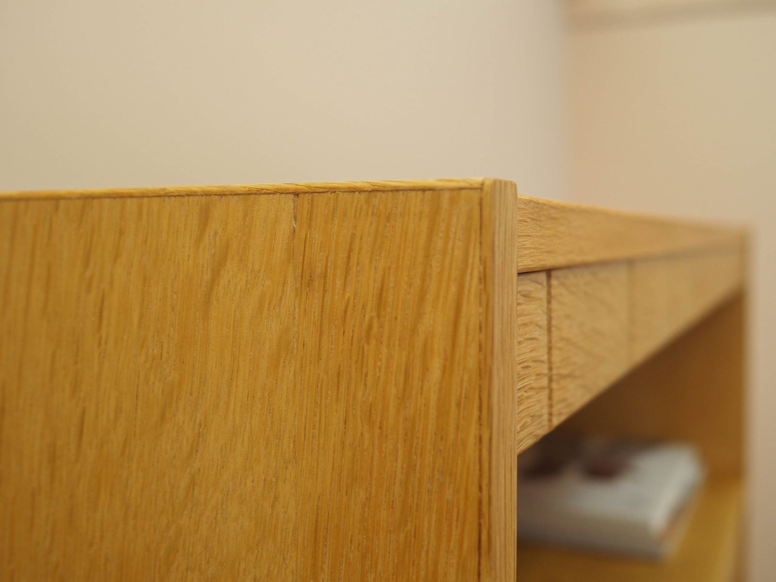 photo furniture Bibliothèque danoise Henning Kjærnulf en chêne, portes vitrées et panneaux géométriques, années 1960