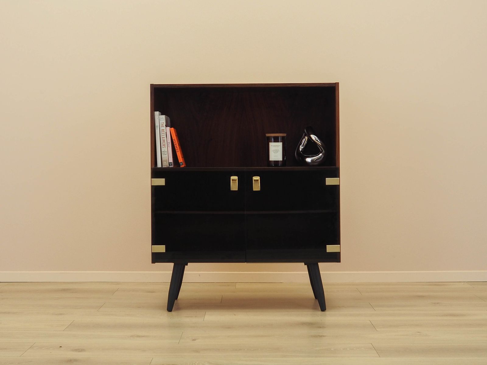 Deens vitrinekast met contrasterende fineer, glazen deuren en zwarte tapse poten, jaren 1970 photo furniture