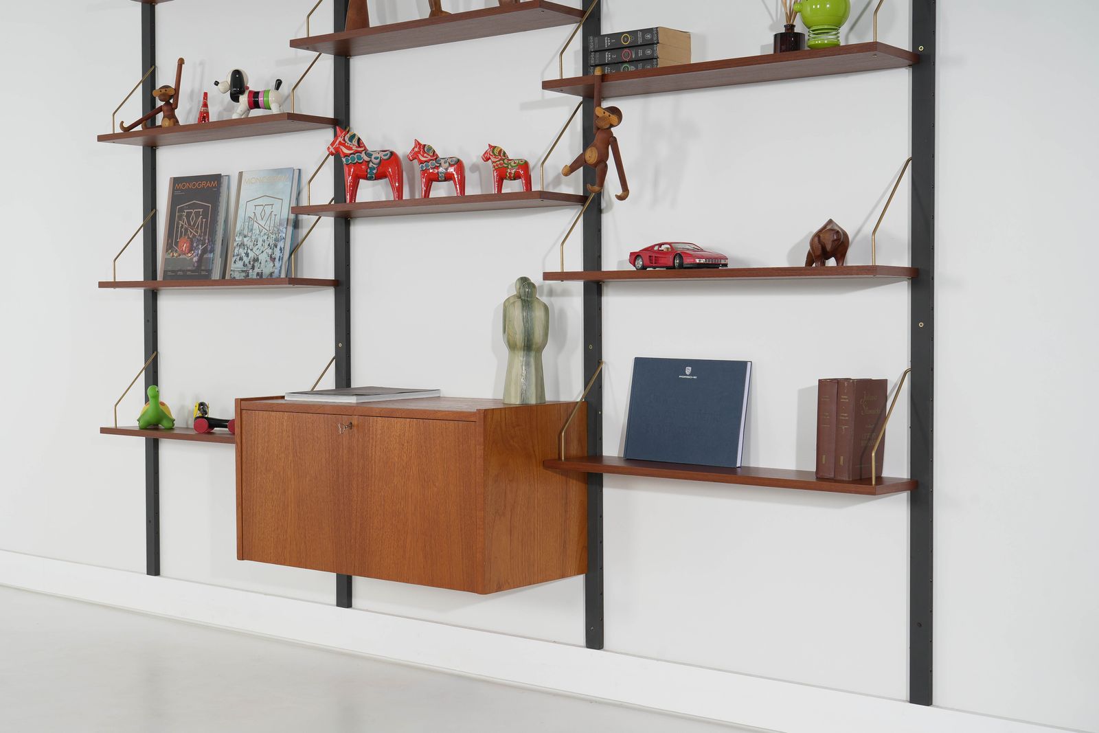 Deens modulair wandmeubel ca. jaren 1970, teakfineer met zwarte wandrails, tien planken photo vinterior
