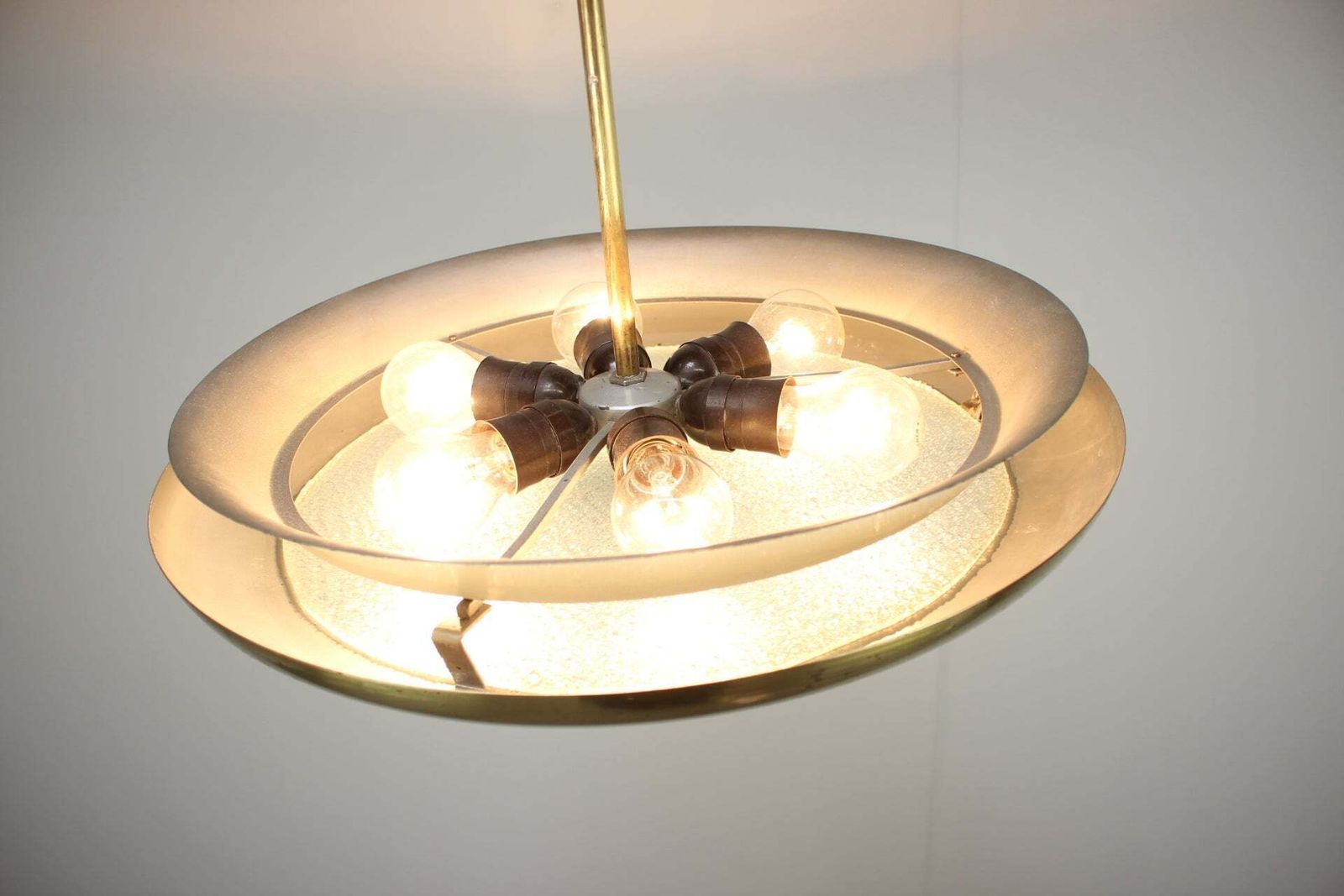 photo vinterior Lampe suspendue Ufo Josef Hůrka pour Napako, Tchécoslovaquie, années 1930