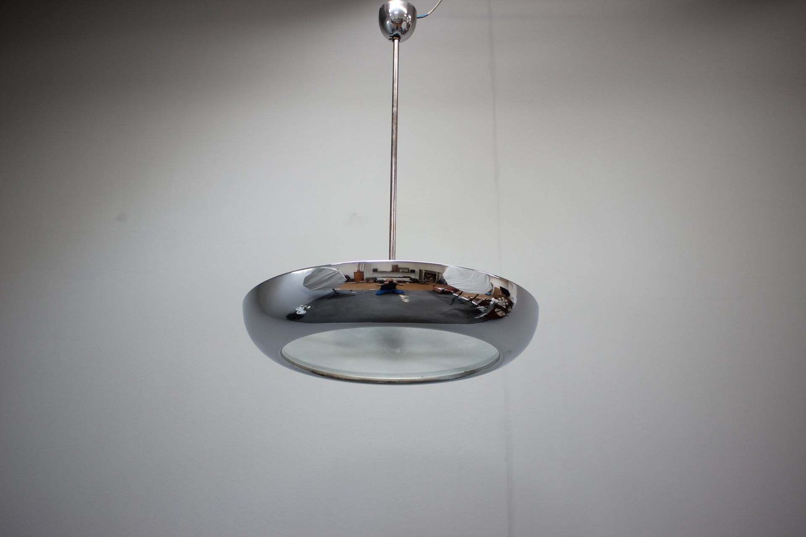 Suspension Bauhaus UFO par Josef Hůrka pour Napako, Tchécoslovaquie, années 1930 photo vintage