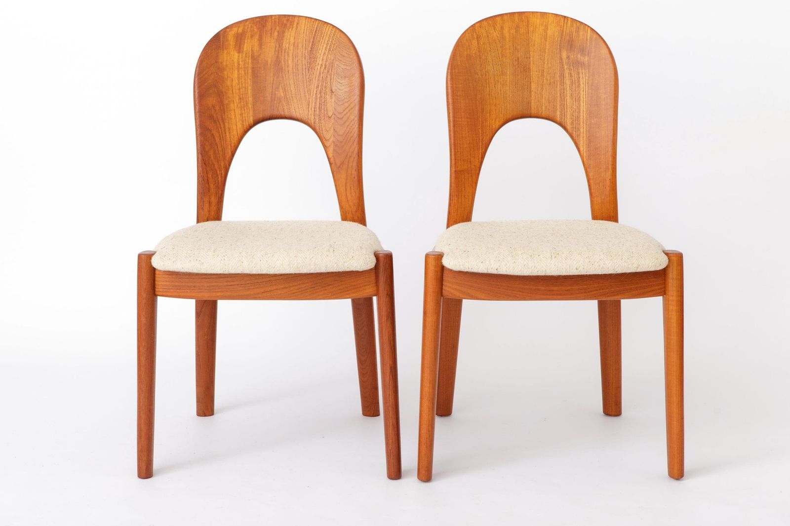 Paar Niels Koefoed Teakhouten Eetkamerstoelen, jaren 1970, Deens Modern, Lichtbeige Wollen Bekleding, Scandinavisch Mid-Century Design