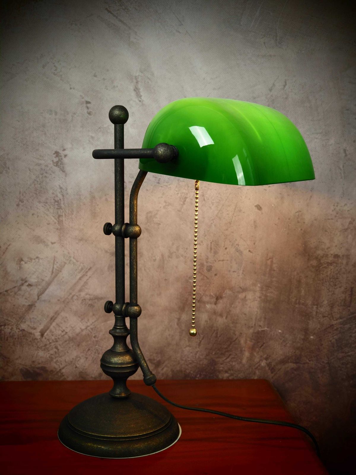 Klassieke Banker's Lamp in 1930s Stijl met Messing Voet en Groene Glazen Kap photo for sale
