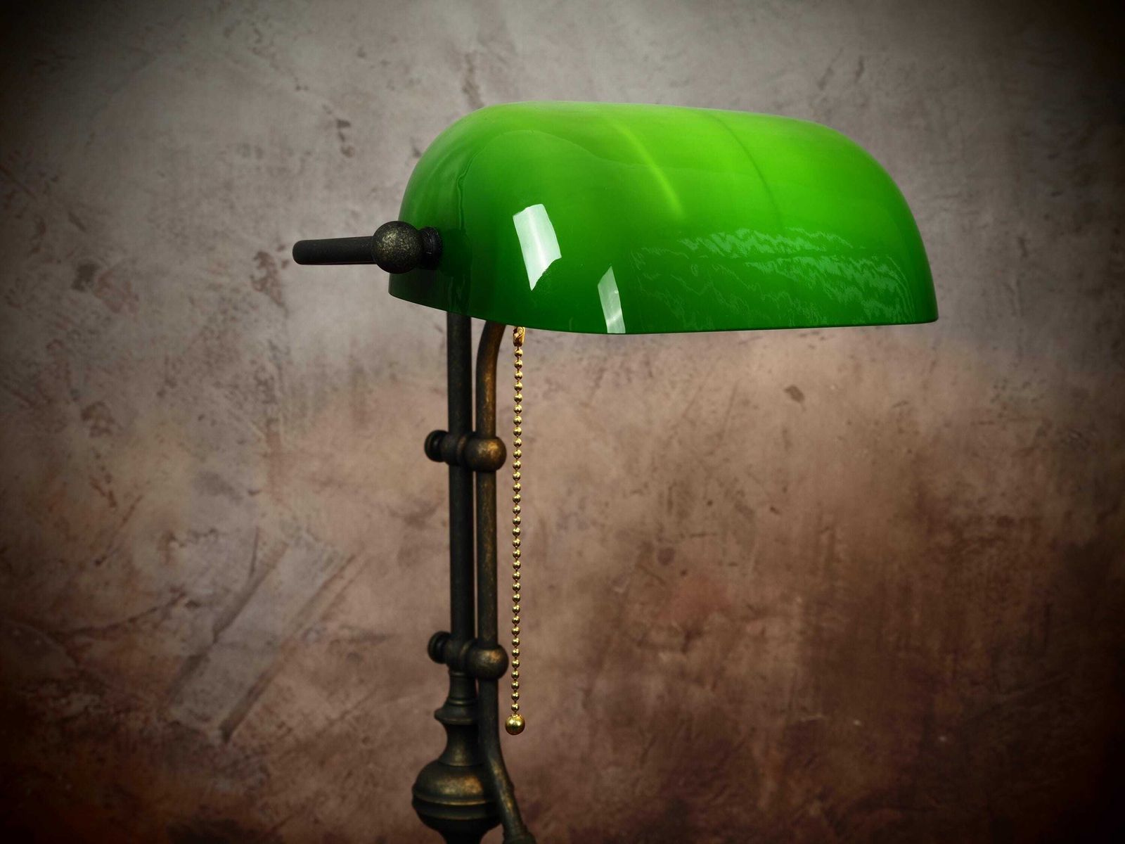 Classic 1930s Style Brass Banker's Lamp With Green Glass Shade photo 299.0
