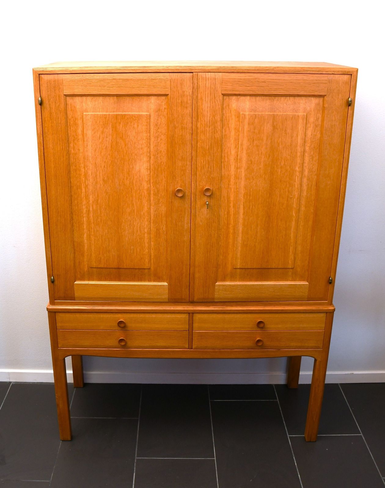 Cabinet en chêne suédois Carl Malmsten pour Carl Löfving & Söner AB. photo Mobilier