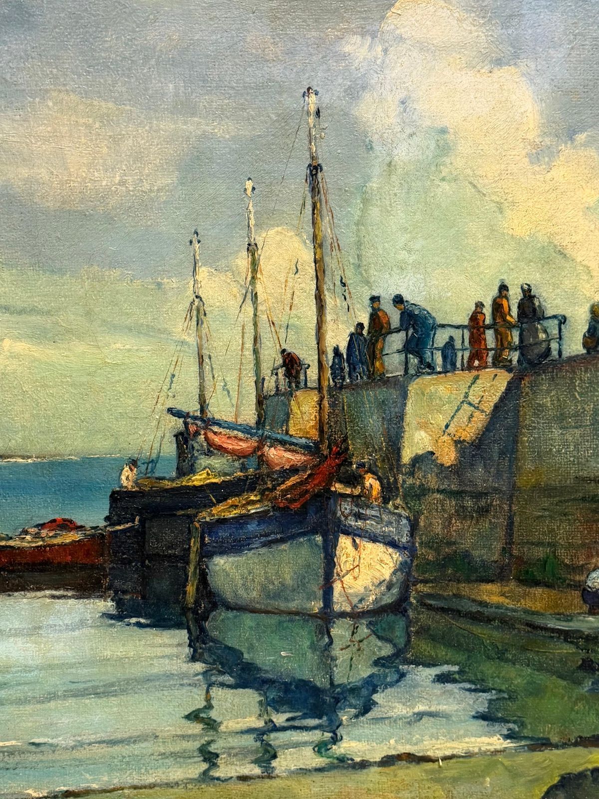 Bateaux dans un port avec personnages, paysage côtier français - peinture à l'huile photo vintage