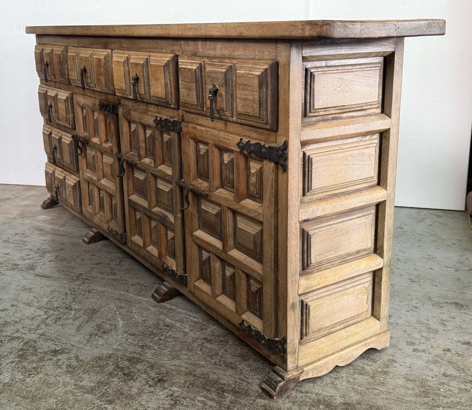 Buffet espagnol rustique en bois sculpté avec tiroirs latéraux et quatre portes photo Mobilier