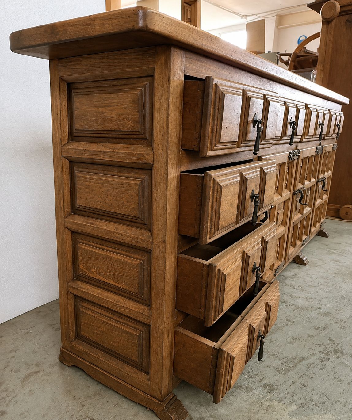 Buffet espagnol rustique en bois sculpté avec tiroirs latéraux et quatre portes photo 6381.0