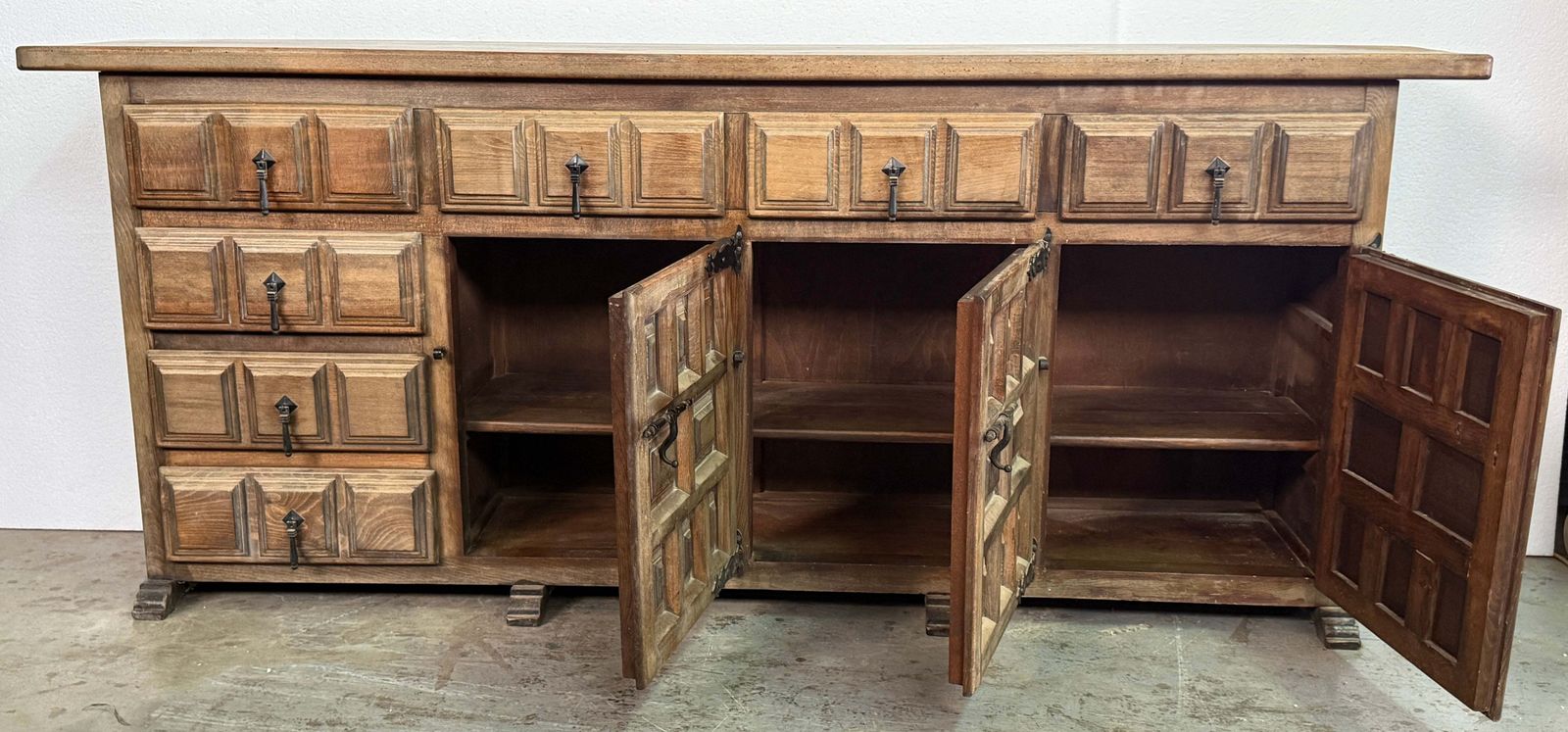 Buffet espagnol rustique en bois sculpté avec tiroirs latéraux et quatre portes photo vinterior