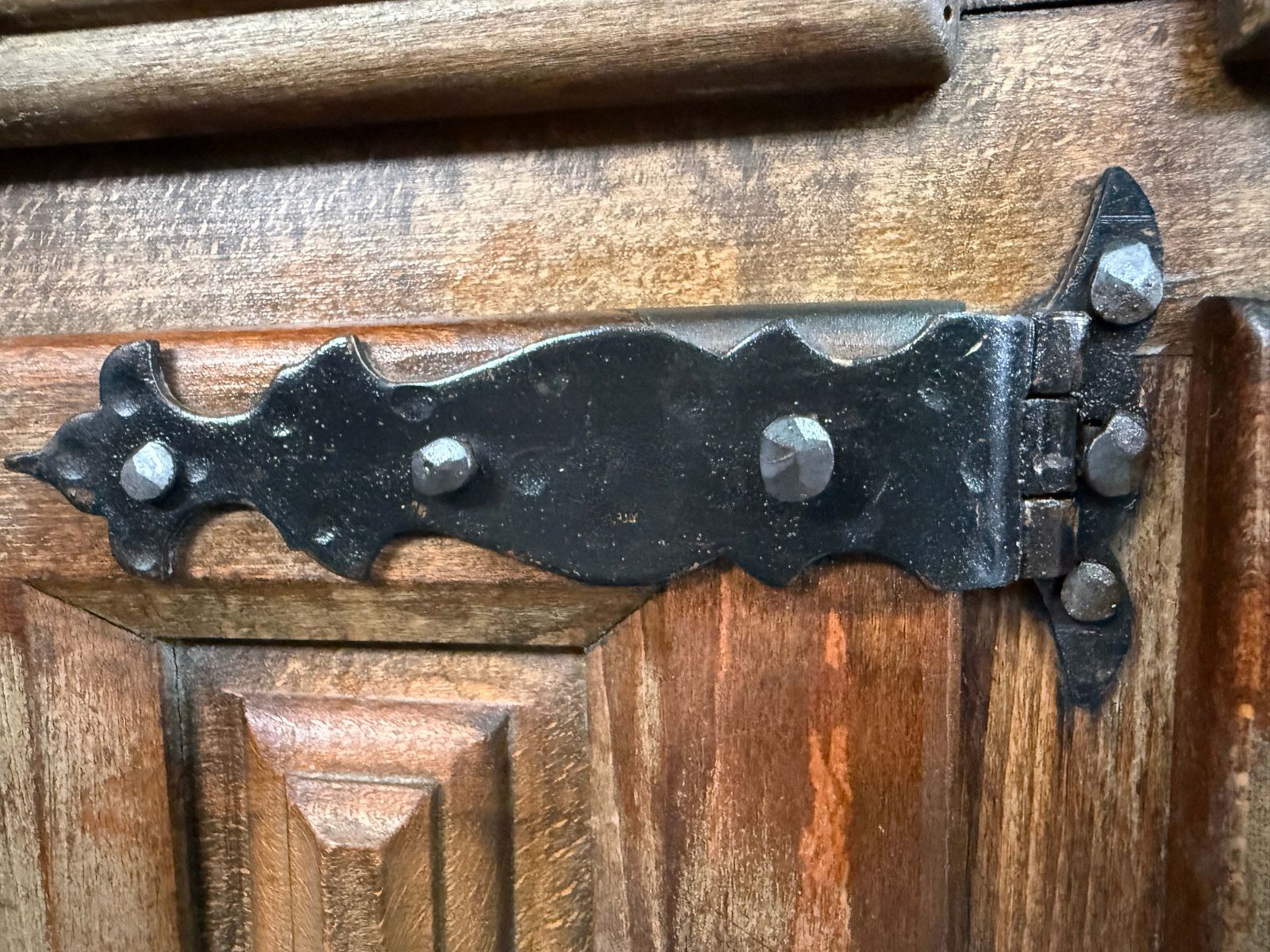 photo furniture Buffet espagnol rustique en bois sculpté avec tiroirs latéraux et quatre portes