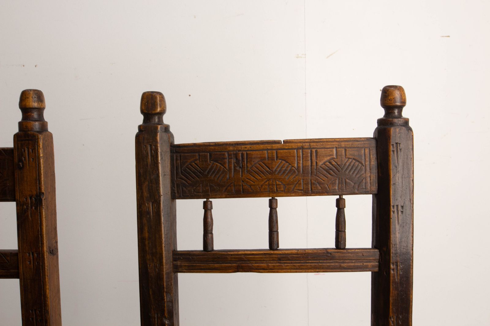 Spaans paar decoratieve bijzetstoelen van grenenhout, 19e eeuw photo buy