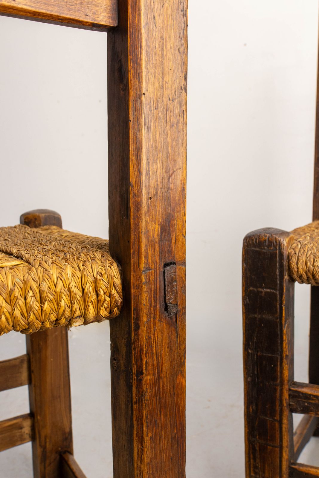 photo furniture Spaans paar decoratieve bijzetstoelen van grenenhout, 19e eeuw