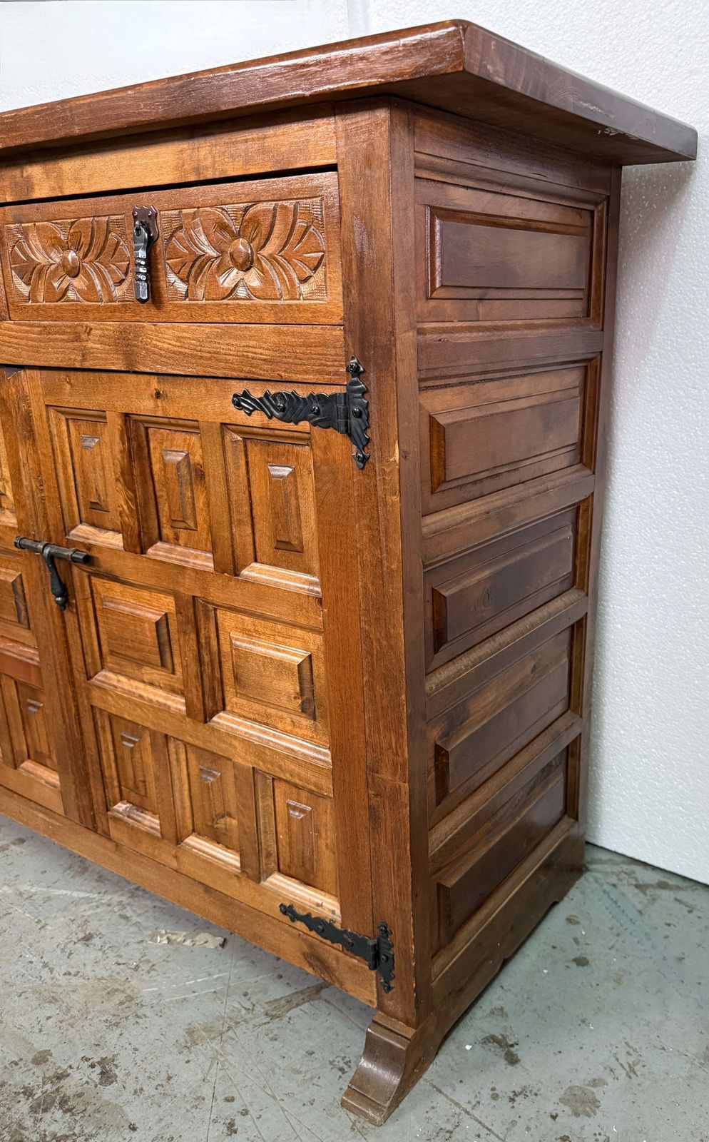 Buffet espagnol rustique en bois sculpté avec ferrures forgées à la main, XXe siècle photo 5859.0