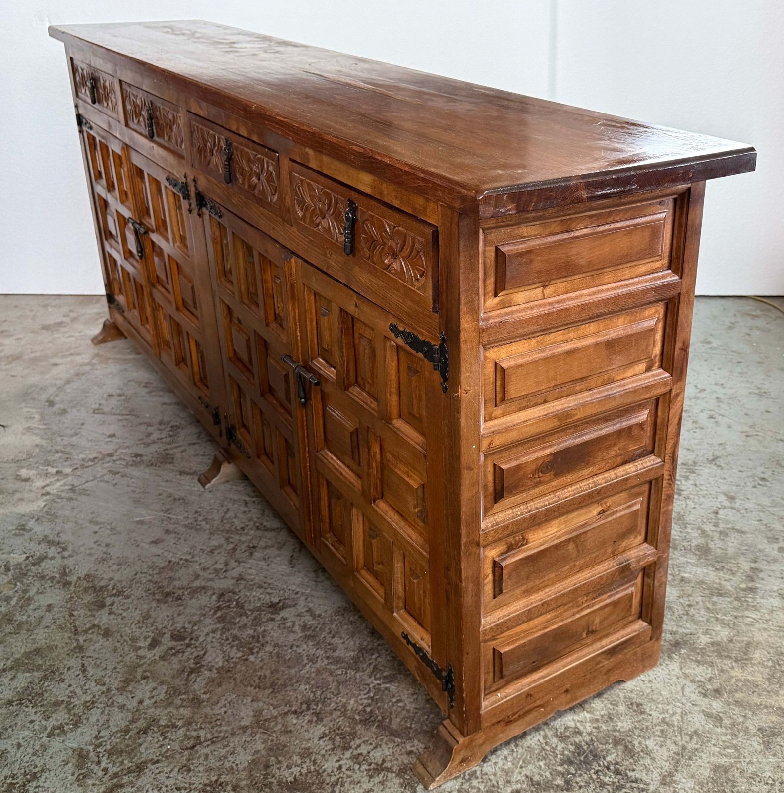 Buffet espagnol rustique en bois sculpté avec ferrures forgées à la main, XXe siècle photo buy