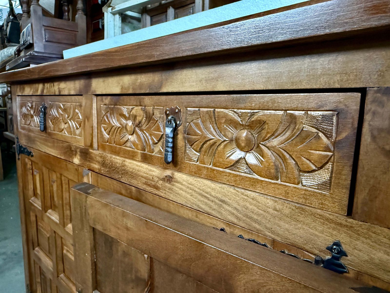 photo furniture Buffet espagnol rustique en bois sculpté avec ferrures forgées à la main, XXe siècle